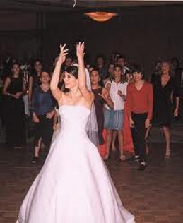 Bouquet Toss Bride 3